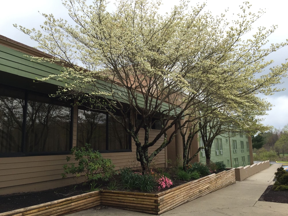 Holiday Lodge Hotel & Conference Center,Fayette>>Beckley,3 star