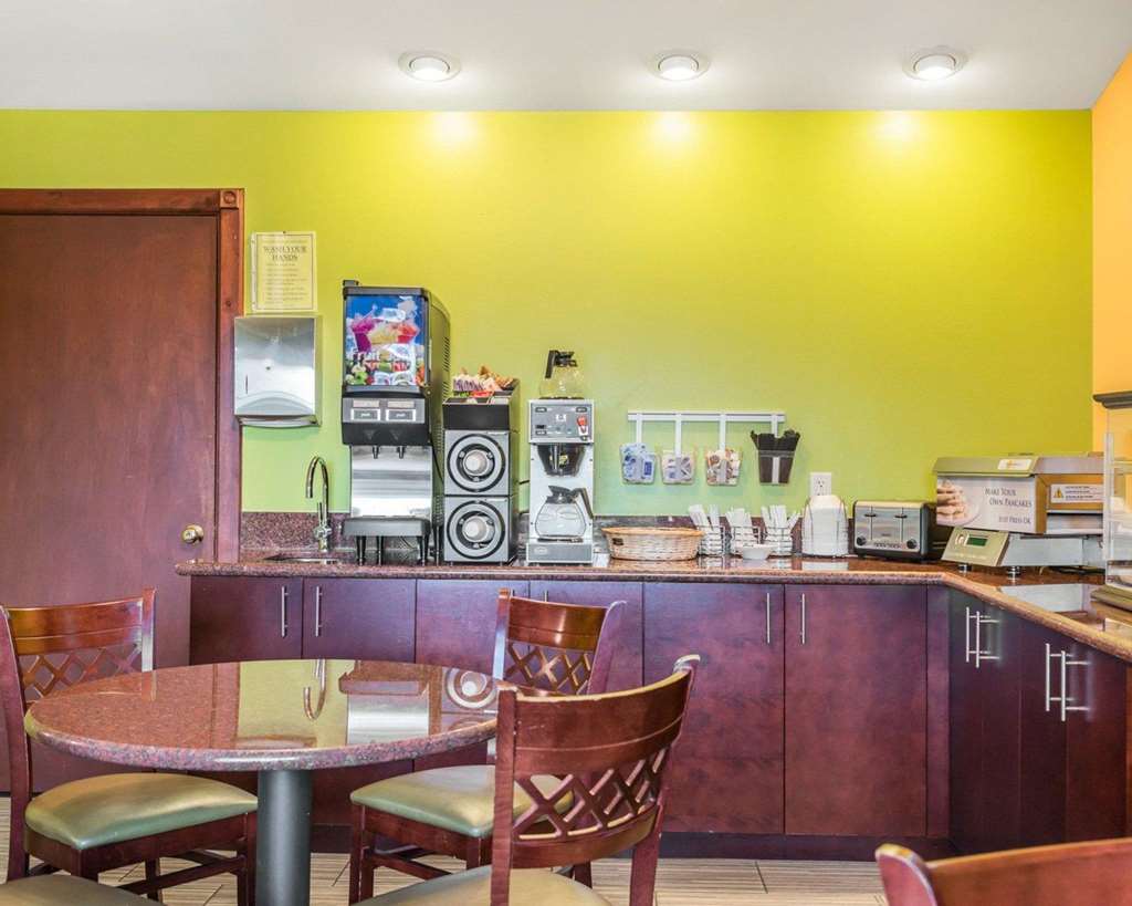 econo lodge inn and suites