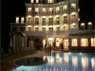 hotel romance and family suites