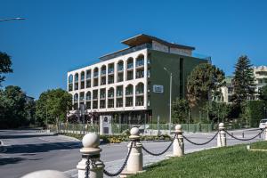 hotel romance and family suites