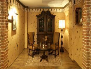 hotel romance and family suites