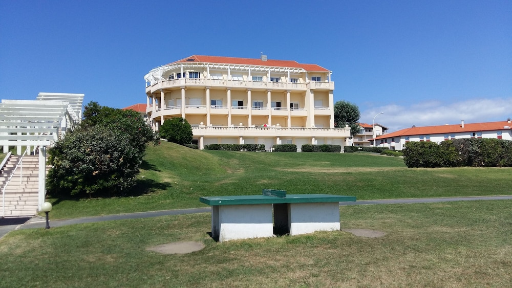 residence mer and golf eugenie