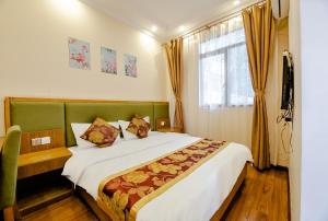 Chengdu Holly Hostel,,2 star