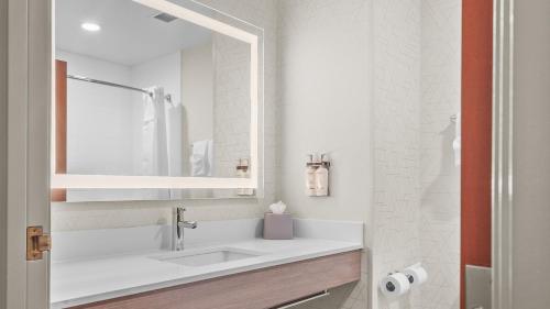 holiday inn express hotel and suites manchester airport by ihg