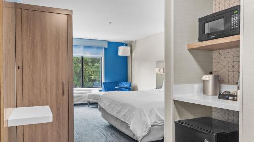 holiday inn express hotel and suites manchester airport by ihg