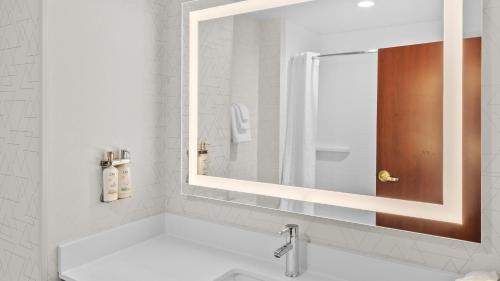 holiday inn express hotel and suites manchester airport by ihg
