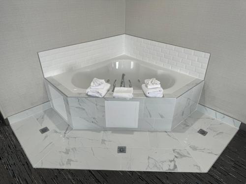holiday inn express hotel and suites manchester airport by ihg