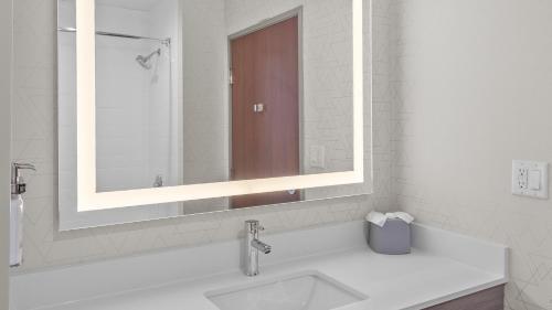 holiday inn express hotel and suites manchester airport by ihg