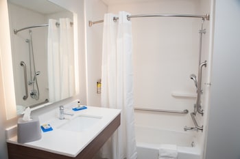 holiday inn express and suites norfolk by ihg