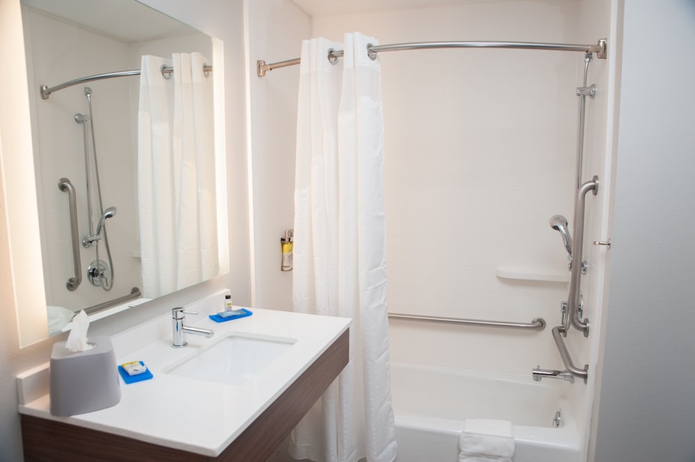 holiday inn express and suites norfolk by ihg