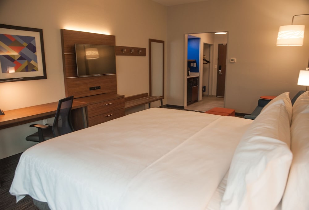 holiday inn express and suites norfolk by ihg