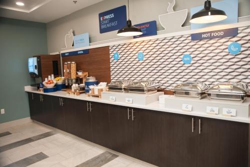 holiday inn express and suites norfolk by ihg