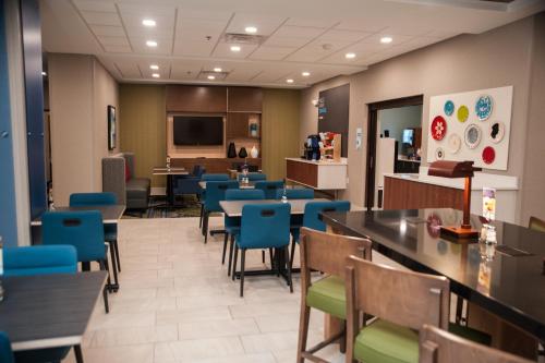 holiday inn express and suites norfolk by ihg