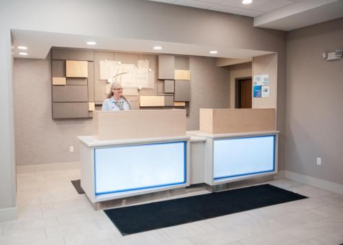 holiday inn express and suites norfolk by ihg
