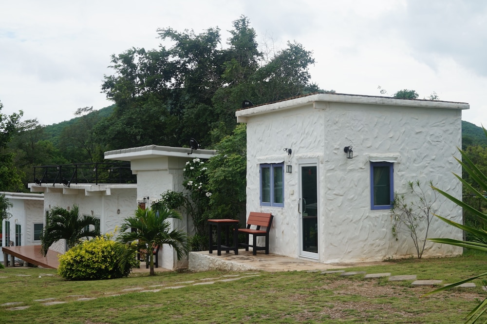 whiterock resort pakchong