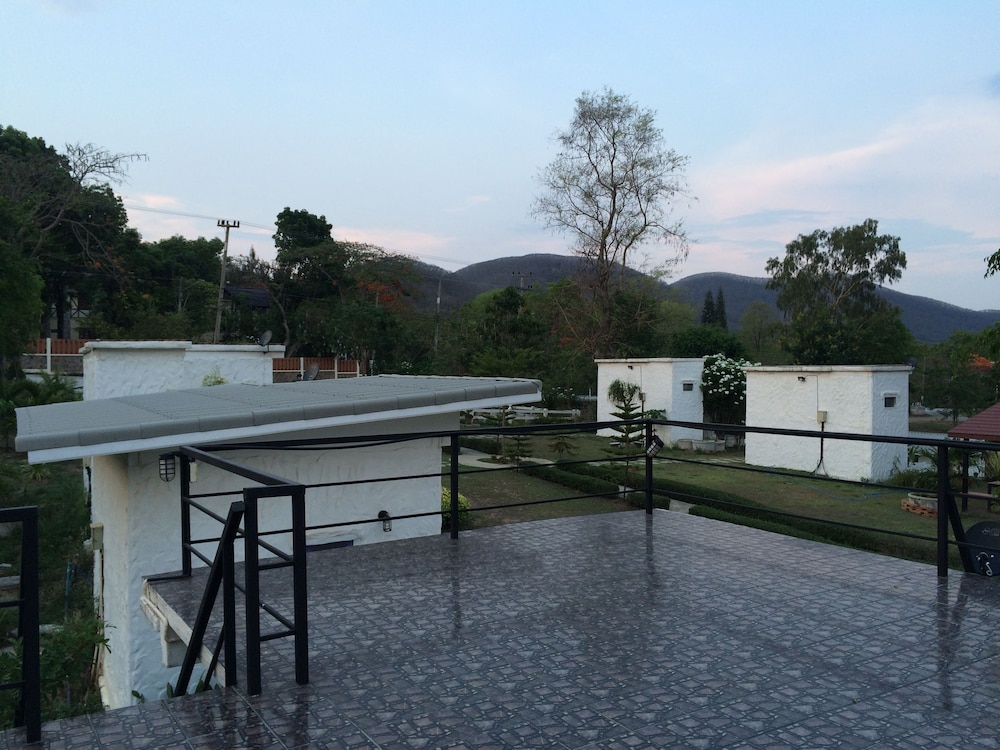 whiterock resort pakchong