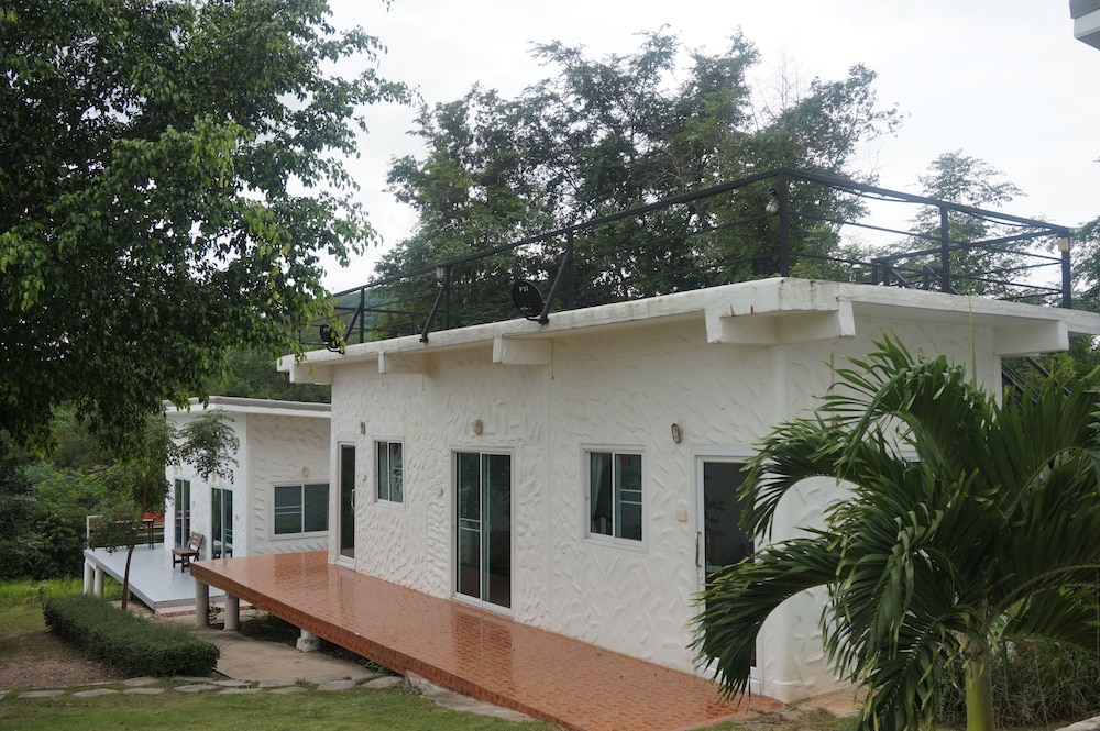 whiterock resort pakchong