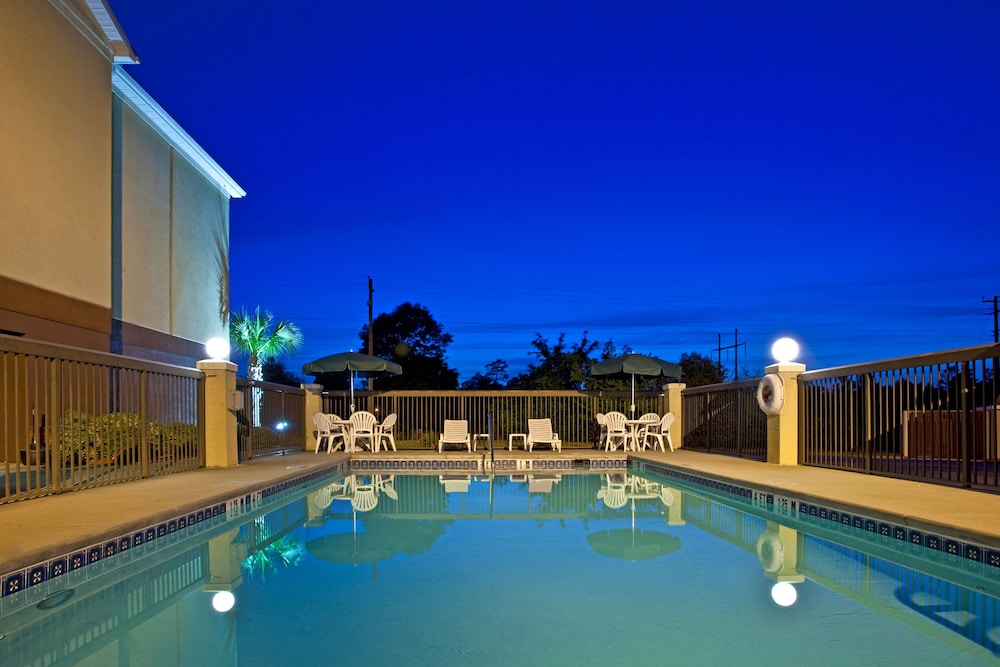 holiday inn express and suites milton east i 10 by ihg