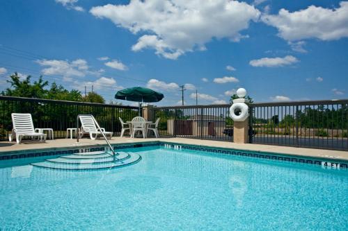 holiday inn express and suites milton east i 10 by ihg