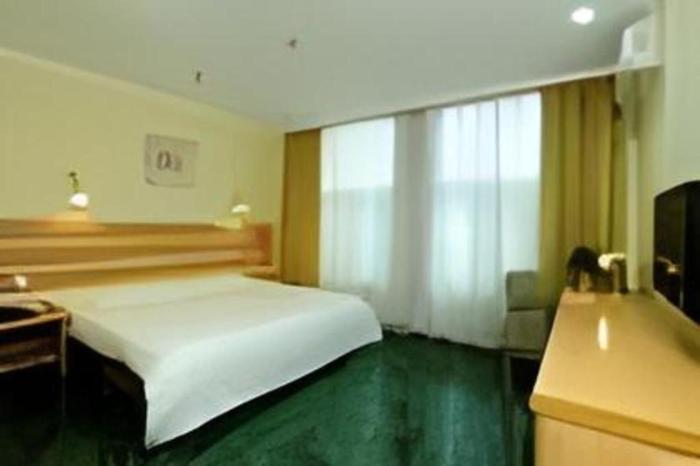 home inn hotel leshan center food street