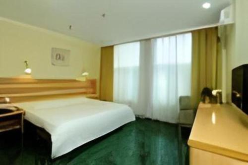 home inn hotel leshan center food street