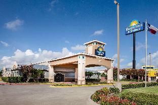 Days Inn & Suites By Wyndham Corpus Christi Central,Corpus Christi>>Calallen,3 star