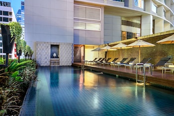 hilton bangkok grande asoke