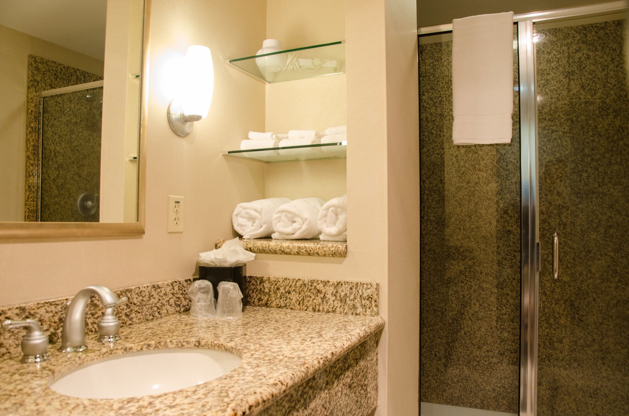 holiday inn pewaukee milwaukee west by ihg