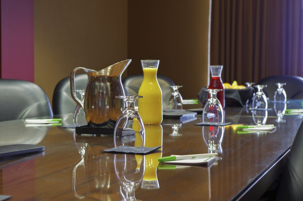 holiday inn pewaukee milwaukee west by ihg