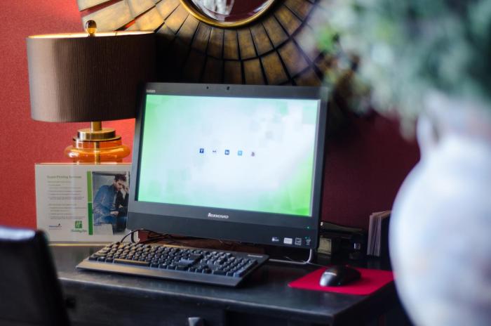 holiday inn pewaukee milwaukee west by ihg