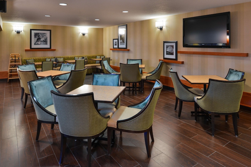 hampton inn and suites by hilton calgary university northwest