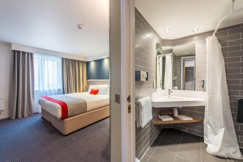 holiday inn express strathclyde park m74 jct 5
