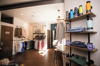 Sideways Inn,,3 star