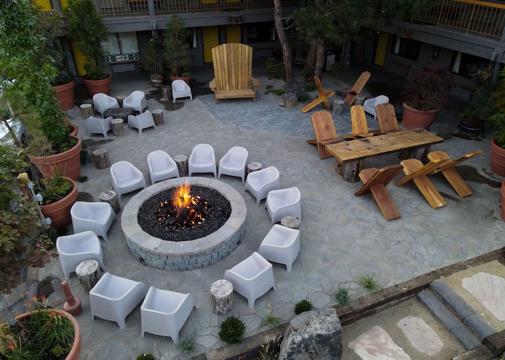 campfire hotel