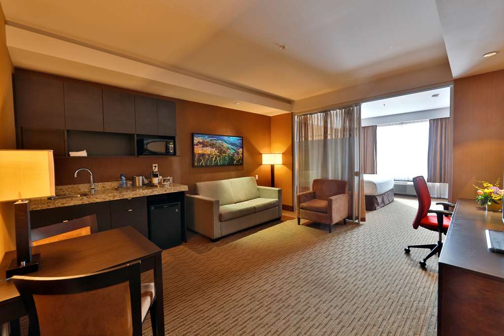 edmonton hotel and convention centre