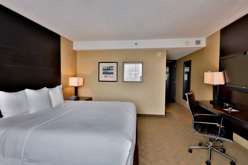 edmonton hotel and convention centre