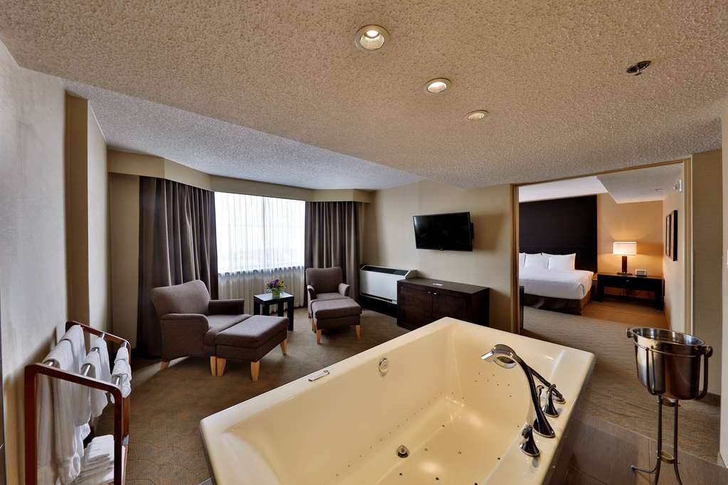 edmonton hotel and convention centre