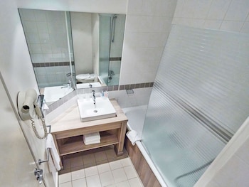 campanile le bourget airport