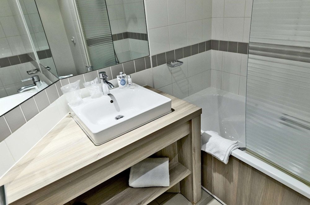 campanile le bourget airport