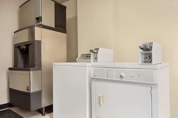 Travelodge By Wyndham Winslow,Winslow>>Holbrook,2 star