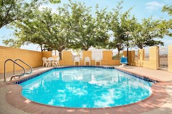 Travelodge By Wyndham Winslow,Winslow>>Holbrook,2 star