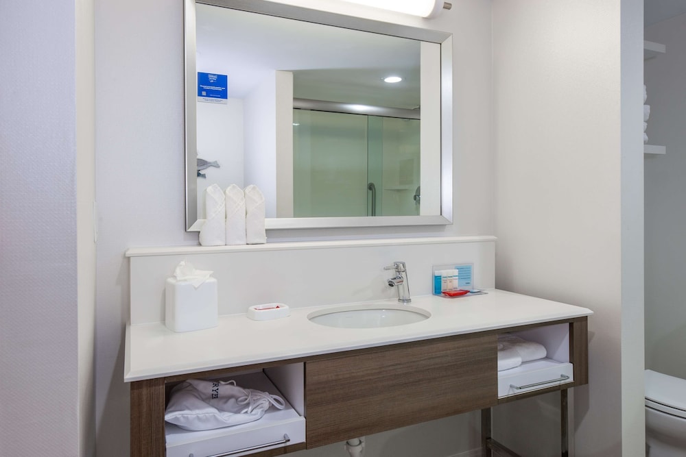 hampton inn columbia i 26 harbison blvd
