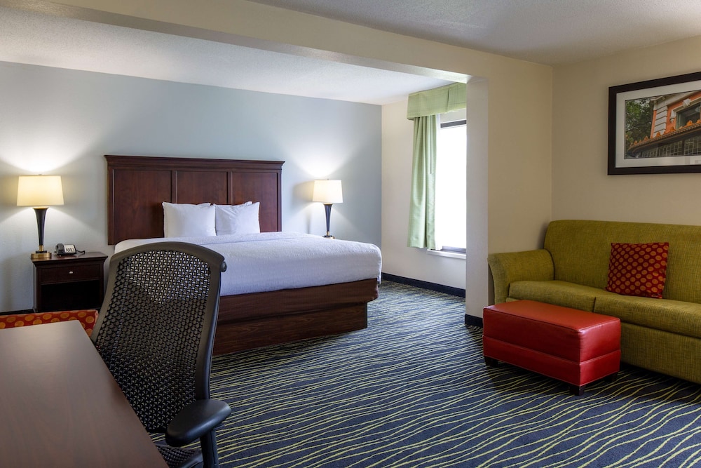 hampton inn columbia i 26 harbison blvd