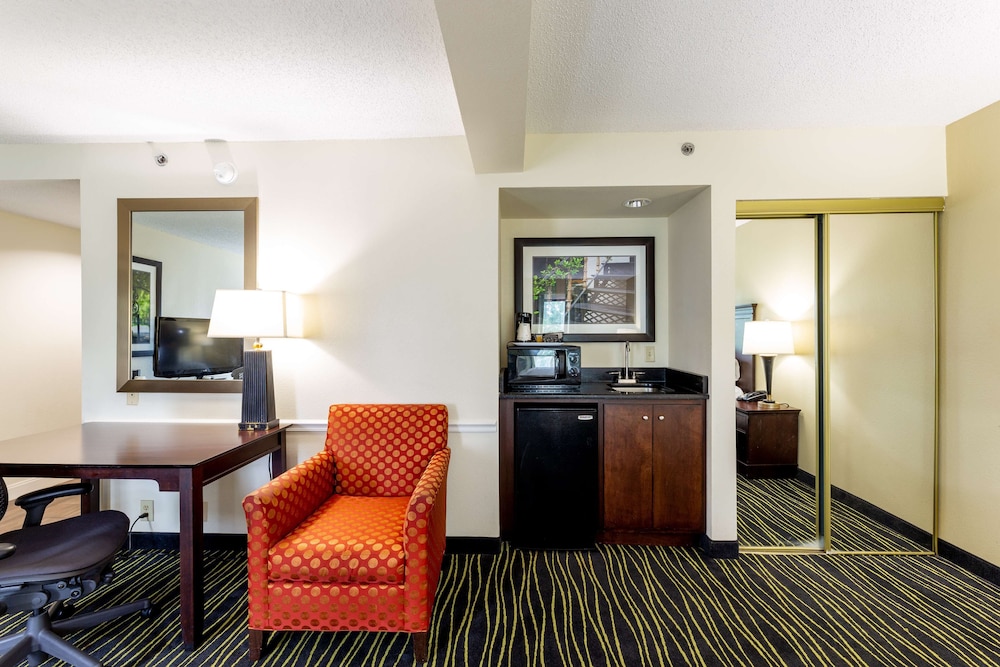 hampton inn columbia i 26 harbison blvd