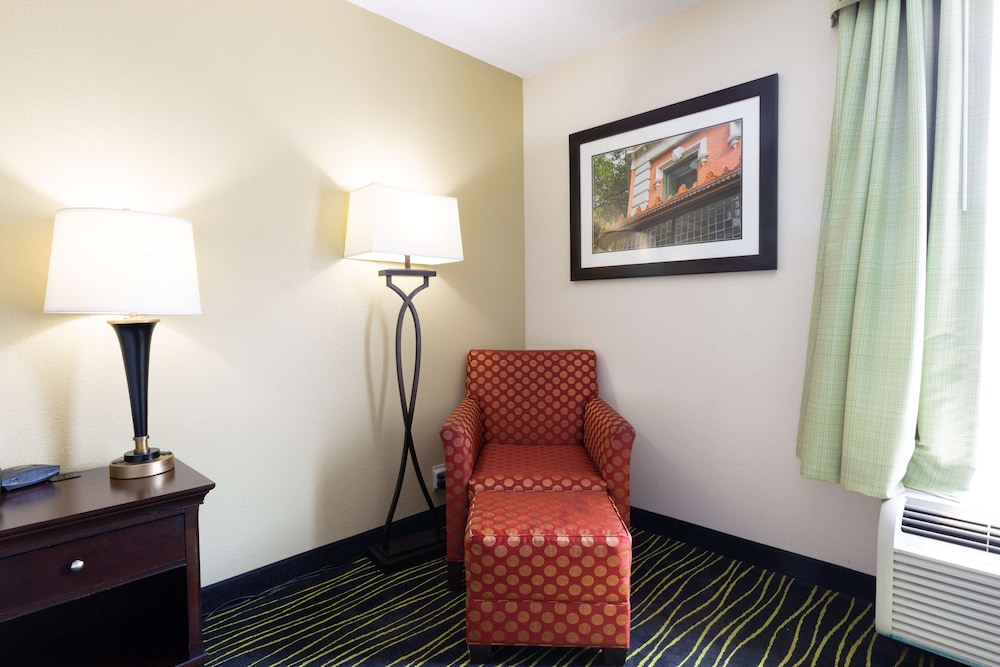 hampton inn columbia i 26 harbison blvd