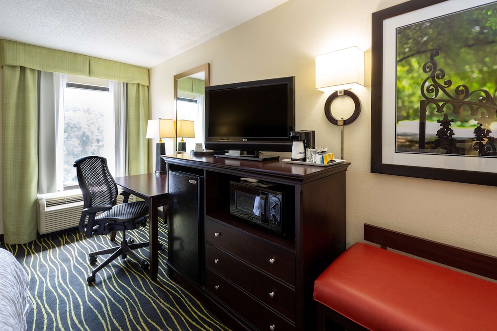 hampton inn columbia i 26 harbison blvd