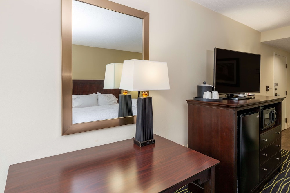 hampton inn columbia i 26 harbison blvd