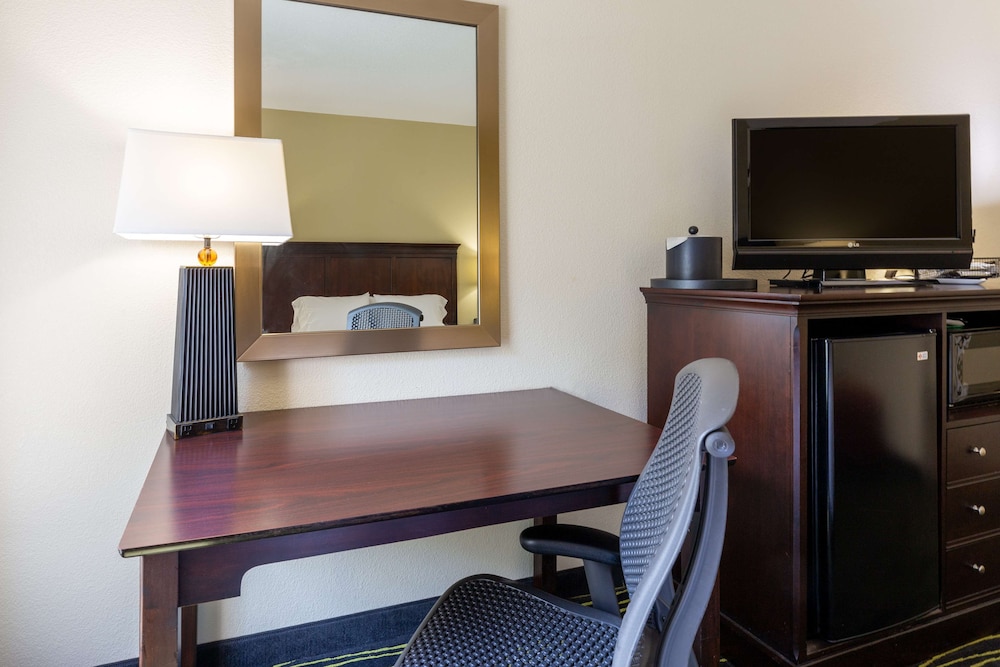 hampton inn columbia i 26 harbison blvd