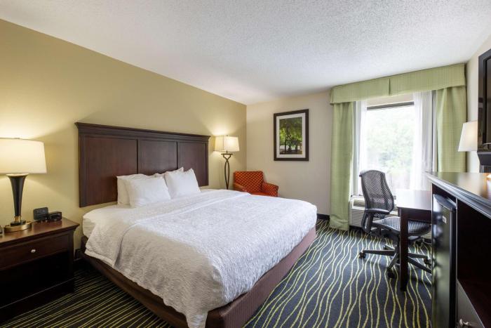 hampton inn columbia i 26 harbison blvd