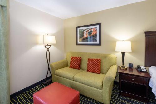 hampton inn columbia i 26 harbison blvd